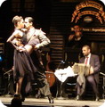 La Ventana Show de Tango pareja de Tango apasionada posa sobre escenario