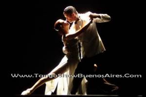 fantastic pose of this tango couple at tango_show_buenos_aires_esquina_carlos_gardel