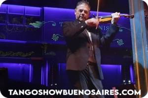 El Querandi Tango Show San Telmo Buenos Aires skilled violinist walks, plays and have fun around