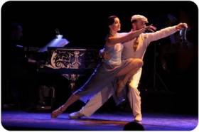 Esquina Homero Manzi tango show in Buenos Aires Tango figure in white